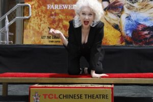 Cyndi Lauper deja su huella en el Paseo de la Fama de Hollywood junto a Cher