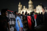 Plantón en Zócalo de la Ciudad de México en Protesta por Normalistas de Ayotzinapa Desaparecidos