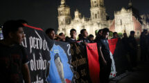 Plantón en Zócalo de la Ciudad de México en Protesta por Normalistas de Ayotzinapa Desaparecidos