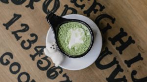 ¿Eres amante de lo esotérico y cosas mágicas?: Estás cafeterías temáticas de brujas y tarot te van a encantar
