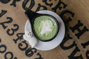 ¿Eres amante de lo esotérico y cosas mágicas?: Estás cafeterías temáticas de brujas y tarot te van a encantar 1 ¿Eres amante de lo esotérico y cosas mágicas?: Estás cafeterías temáticas de brujas y tarot te van a encantar