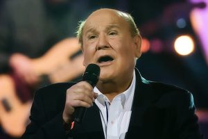 Cantante argentino fallece a los 82 años, dejando un legado imborrable en la música romántica 