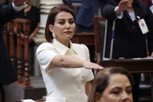 Nayeli Salvatori publica video de TikTok sobre la vetimenta de sus compañeros 3 Nayeli Salvatori publica video de TikTok sobre la vetimenta de sus compañeros