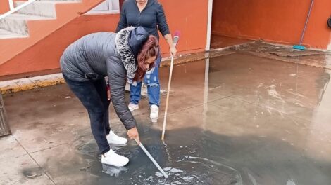 Padecen por aguas negras en escuela de Neza