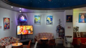 La artista Dama Daiz presenta Reflejos de luz y color