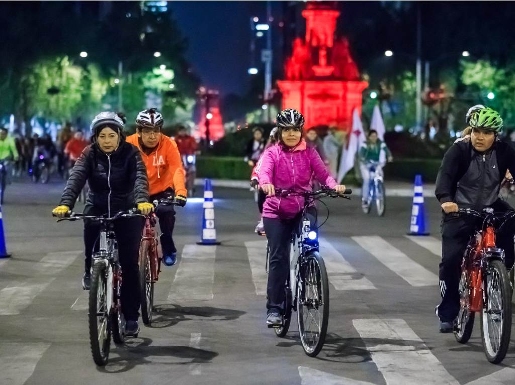 tips para la rodada nocturna conmemorando el dia del amor y la amistad personas