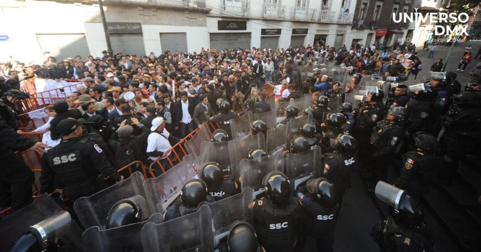 ¡Estallan los ánimos! Taurinos y policías protagonizan escandalosa pelea en el Congreso 1 ¡Estallan los animos Taurinos y policias protagonizan escandalosa pelea en el Congreso